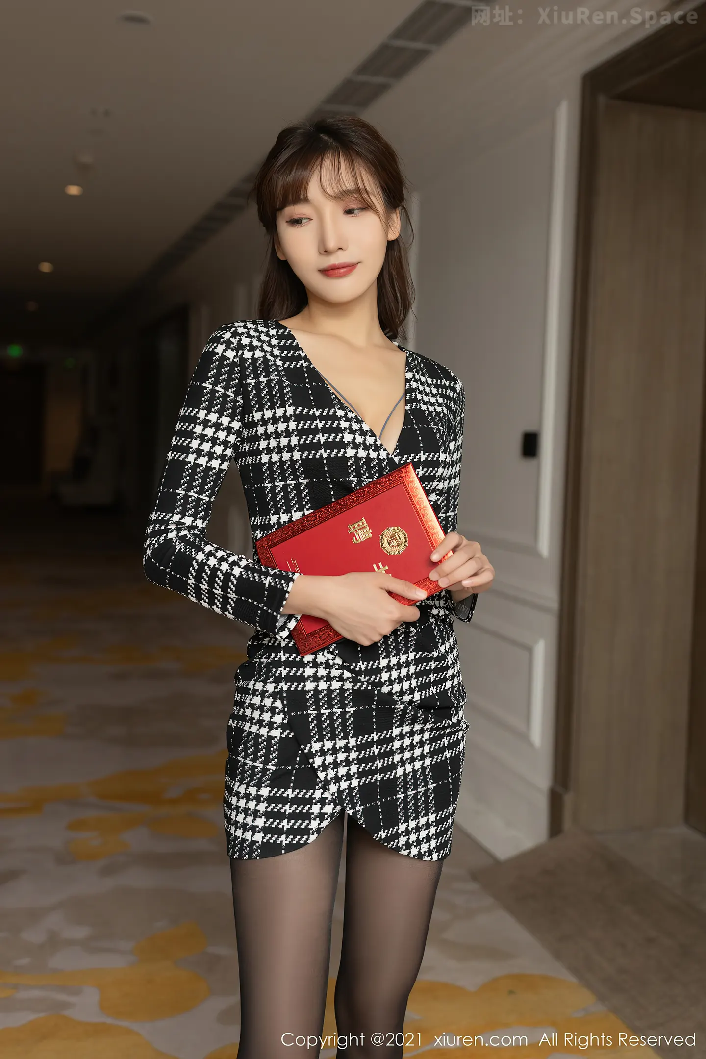 图片[3]-[XiuRen秀人网]VOL.4292 模特陆萱萱重庆旅拍私房半脱露灰色精致内衣配开档黑丝诱惑写真88P-秀人网官方网站